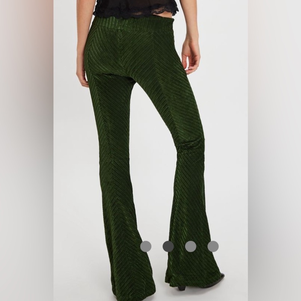 NWT
FREE PEOPLE PENNY PULL ON VELVET
medium
color Army
IN ORIGINAL FP packing - Picture 4 of 5